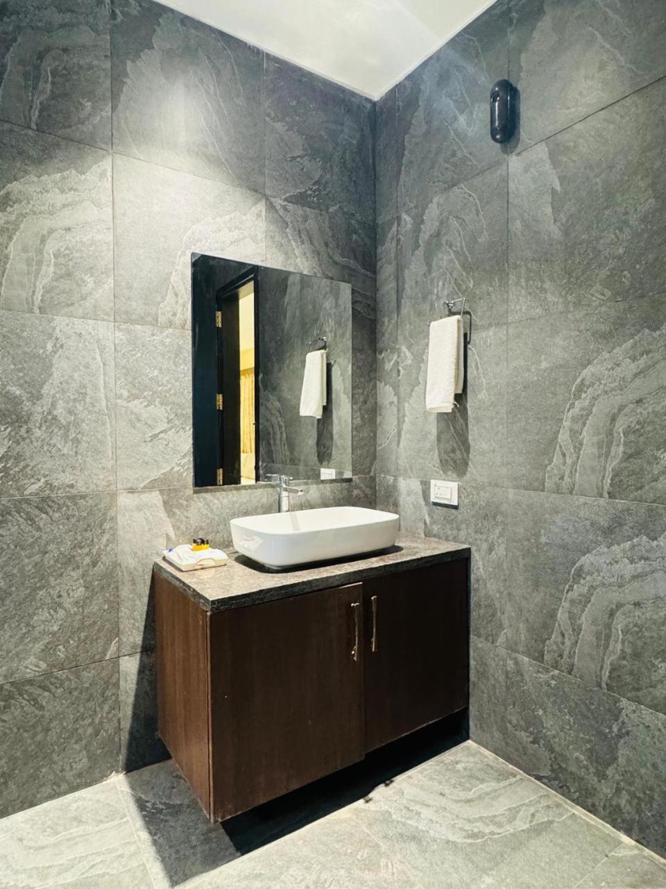 Mstays Ecr By Mirabilis Hotel Chennai Zewnętrze zdjęcie